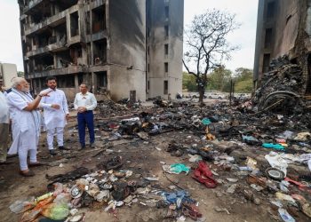 Identificación de las víctimas del vuelo AI-171 centra dolorosa jornada de las familias