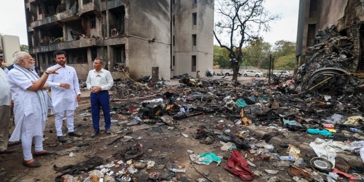 Identificación de las víctimas del vuelo AI-171 centra dolorosa jornada de las familias