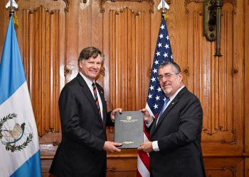 El vicecanciller de EE. UU. Christopher Landau y el presidente Bernardo Arévalo, durante la reunión que sostuvieron este viernes.