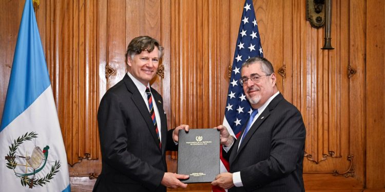 El vicecanciller de EE. UU. Christopher Landau y el presidente Bernardo Arévalo, durante la reunión que sostuvieron este viernes.