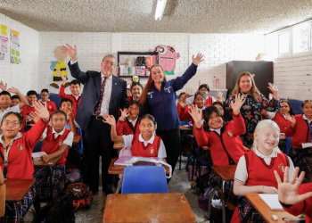 Maestros agradecen aumento salarial del Mineduc. (Foto: Gilbert García)