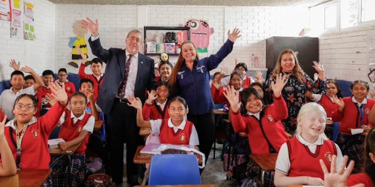 Maestros agradecen aumento salarial del Mineduc. (Foto: Gilbert García)