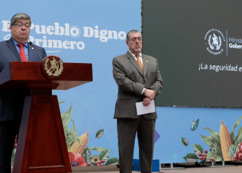 El Presidente hizo un llamado a los nuevos funcionarios para fortalecer los planes de control y enfrentar la delincuencia. / Foto: Alex Jacinto