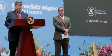 El Presidente hizo un llamado a los nuevos funcionarios para fortalecer los planes de control y enfrentar la delincuencia. / Foto: Alex Jacinto