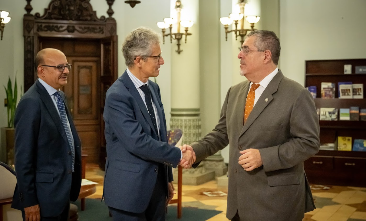 Presidente se reunió con el representante de Transparencia Internacional François Valérian