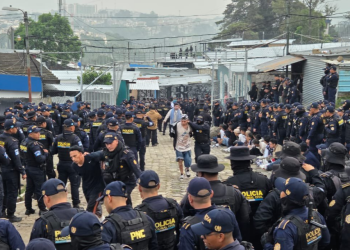 El ingreso de las fuerzas de seguridad no fue pacífico. Varios internos se opusieron a la requisa lanzando piedras contra los agentes. / Foto: PNC