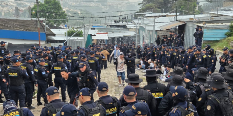 El ingreso de las fuerzas de seguridad no fue pacífico. Varios internos se opusieron a la requisa lanzando piedras contra los agentes. / Foto: PNC