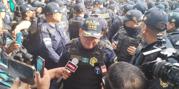Director general de la PNC, David Custodio Boteo, durante requisa en centro preventivo. / Foto: PNC