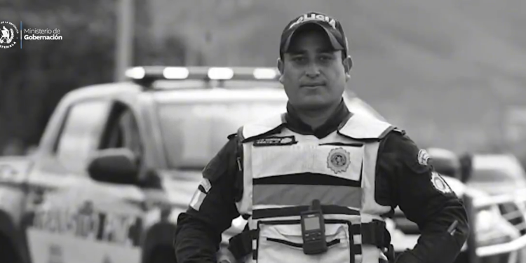 Oficial David Marroquín Valdez, quien murió en cumplimiento del deber en un operativo contra carreras clandestinas. / Foto: Mingob.