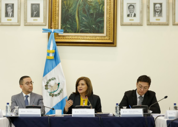 La presidenta en funciones, Karin Herrera, lideró la reunión de la autoridad migratoria. (Foto: Gilber García)