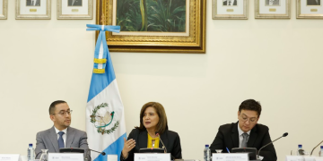 La presidenta en funciones, Karin Herrera, lideró la reunión de la autoridad migratoria. (Foto: Gilber García)