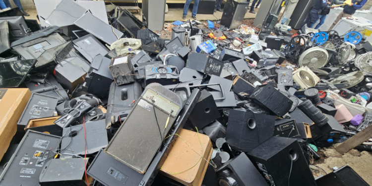 No solo se retiraron artículos que mejoraban las condiciones materiales de los reclusos, sino que también fueron localizados dispositivos electrónicos. / Foto: PNC