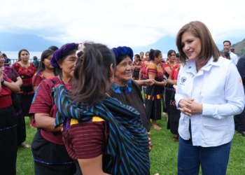 La presidenta en funciones participó en la entrega del capital semilla. (Foto: vicepresidencia)