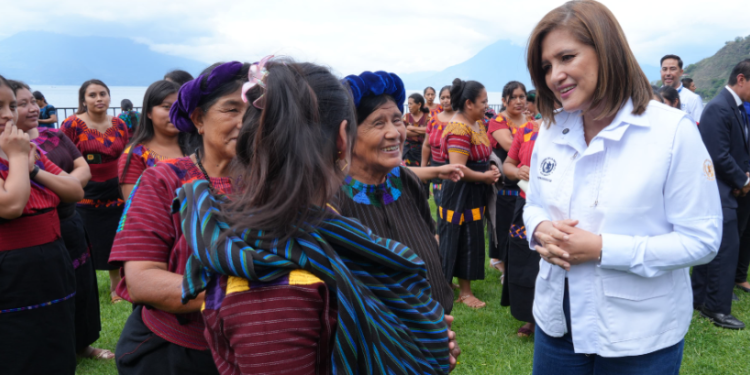 La presidenta en funciones participó en la entrega del capital semilla. (Foto: vicepresidencia)