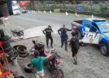 Una vez controlada la situación, ambas partes ya estando en el lugar optaron por llegar a un acuerdo donde el conductor de referida motocicleta se haría responsable. / Foto: PNC