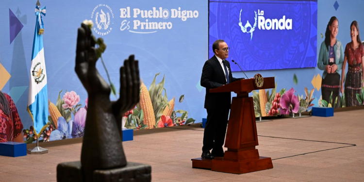 Viceministro de Educación, Carlos Aldana enfatiza que no se debe vulnerar el derecho a la educación.