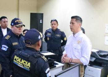 El Viceministro de Seguridad José Portillo, supervisando las instalaciones de la sede Comisaría 12, ubicada en la colonia Llano Largo. / Foto: PNC