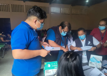 Equipos de salubristas brindan atención en albergues instalados por la emergencia del volcán de Fuego. (Foto: MSPAS)