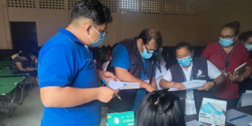 Equipos de salubristas brindan atención en albergues instalados por la emergencia del volcán de Fuego. (Foto: MSPAS)