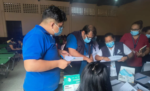 Equipos de salubristas brindan atención en albergues instalados por la emergencia del volcán de Fuego. (Foto: MSPAS)