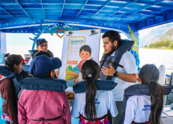 La escuela flotante es una iniciativa para fomentar los conocimientos de la biodiversidad del lago Atitlán. (Foto: Amsclae)