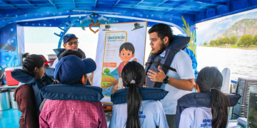 La escuela flotante es una iniciativa para fomentar los conocimientos de la biodiversidad del lago Atitlán. (Foto: Amsclae)