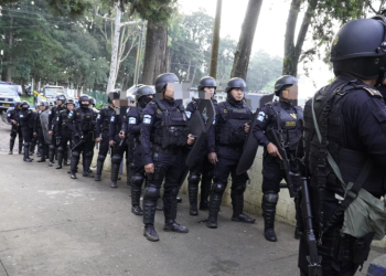 La Policía Nacional Civil ingresaron al Centro de Detención para Hombres Fraijanes II. / Foto: PNC