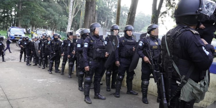 La Policía Nacional Civil ingresaron al Centro de Detención para Hombres Fraijanes II. / Foto: PNC