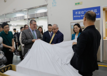 Presidente Bernardo Arévalo visitó empresa textil en Taipéi