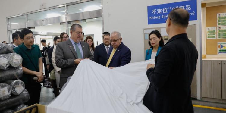 Presidente Bernardo Arévalo visitó empresa textil en Taipéi