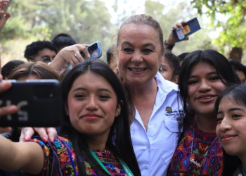 Ministra de Educación visitó escuela de Sololá para verificar sus actividades que transcurren con normalidad. (Foto: Mineduc)