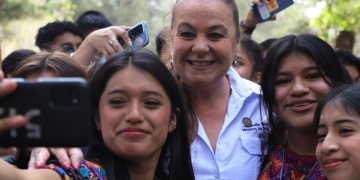 Ministra de Educación visitó escuela de Sololá para verificar sus actividades que transcurren con normalidad. (Foto: Mineduc)