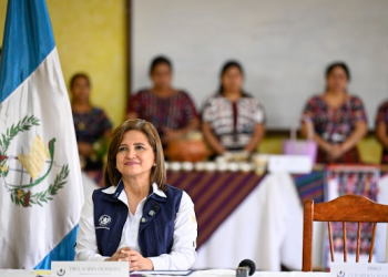 La presidenta en funciones, Karin Herrera participó en diálogo por el desarrollo de Santo Domingo Xenacoj. (Foto: Byron de la Cruz)