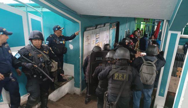 Unidades de la PNC realizan requisa en anexo del centro carcelario Pavoncito. (Foto: PNC)