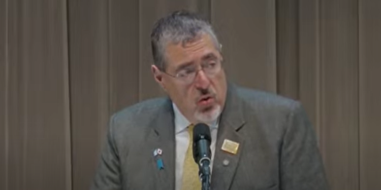 Presidente Arévalo destaca la labor de quienes impulsan la cultura guatemalteca durante su discurso en la Expo Osaka 2025./Foto: SCSPR.