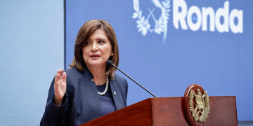 Presidenta en funciones presentó el resumen de las acciones que realizó en diversas áreas de desarrollo y atención. (Foto: Alex Jacinto)