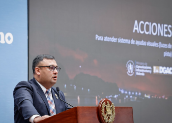 El viceministro de Transportes, Fernando Suriano compartió las acciones de modernización en el AILA. (Foto: Alex Jacinto)