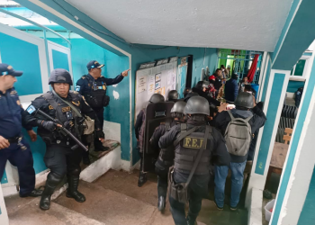 En distintos puntos del país, agentes de la Policía Nacional Civil (PNC) y del Sistema Penitenciario llevaron a cabo requisas de forma simultánea. / Foto: PNC.