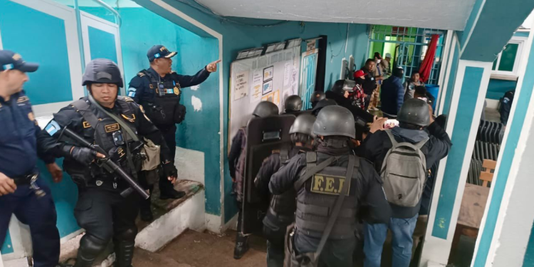 En distintos puntos del país, agentes de la Policía Nacional Civil (PNC) y del Sistema Penitenciario llevaron a cabo requisas de forma simultánea. / Foto: PNC.