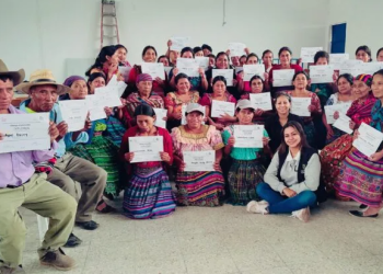 Sesan forma a agentes de cambio de comunidades para la implementación de Mano a Mano./Foto: Sesan.