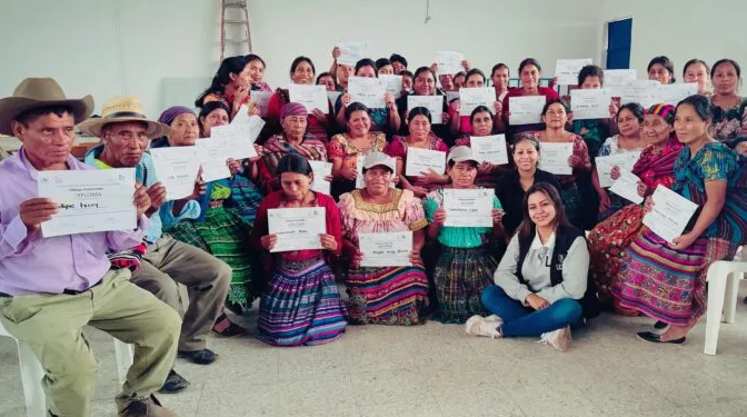 Sesan forma a agentes de cambio de comunidades para la implementación de Mano a Mano./Foto: Sesan.