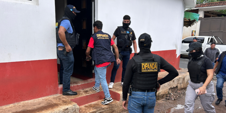 Durante el allanamiento, tres integrantes de la mara 18 fueron neutralizados. / Foto: PNC