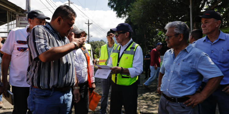 Autoridades verifican estado del km 189 de la ruta Cito Zarco en Retalhuleu./Foto: CIV.