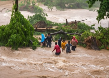 Conred insta a guatemaltecos a no cruzar ríos crecidos. / Foto: Conred.