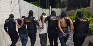 Aprehensión de Armando, de 24 años; Kevin, de 22; Darlin, de 18; y un adolescente de 17 años. / Foto: PNC