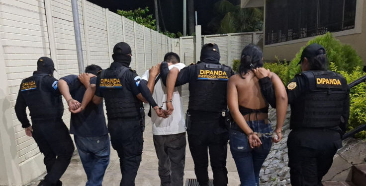 Aprehensión de Armando, de 24 años; Kevin, de 22; Darlin, de 18; y un adolescente de 17 años. / Foto: PNC