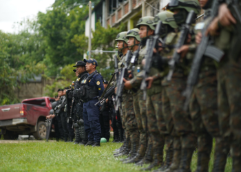 Plan Mercurio despliega contingentes de PNC y Ejército en el área fronteriza de Huehuetenango. / Foto: Mingob.