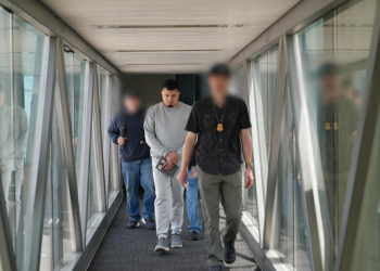 El mensaje compartido por la embajada subrayó que esta extradición es un reflejo del firme compromiso de los dos países. / Foto: @usembassyguate