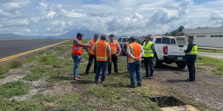 Autoridades trabajan en la recuperación del sistema eléctrico del AILA./Foto: DGAC.