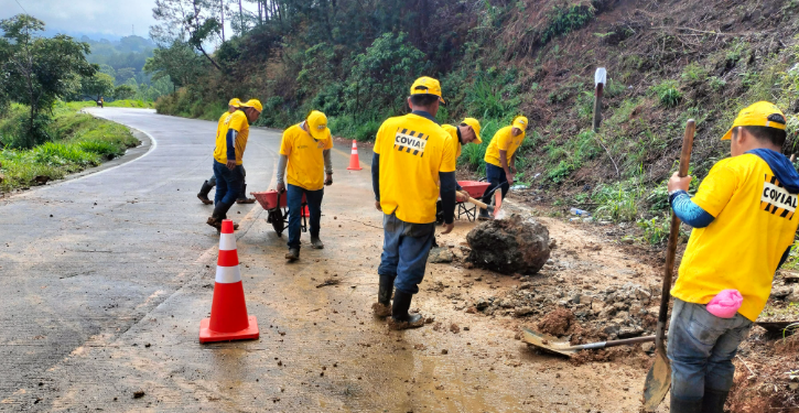 Caminos y Covial atienden emergencias causadas por lluvias en todo el país./Foto: CIV.